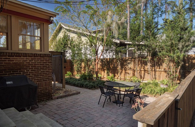 Charming Cottage in Downtown Historic Duckpond with Hot Tub & Infrared Sauna