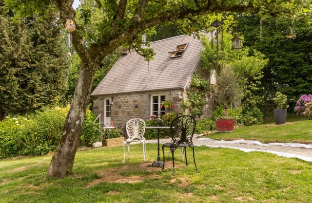 Charming Cottage in Verdant Valley with Private Garden, BBQ, and Optional Yurt for Nature Lovers