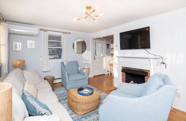 Charming Cottage Just Steps from Green Pond Views