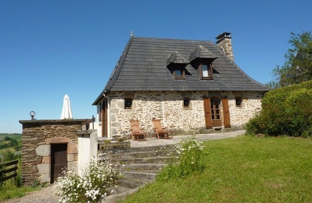 Charming Cottage near Lot Valley with Terrace, Fireplace, and Modern Amenities