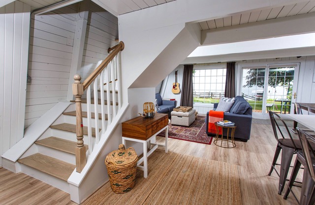 Charming Cottage on the Bay - 20 minutes to Sturgeon Bay or Green Bay!