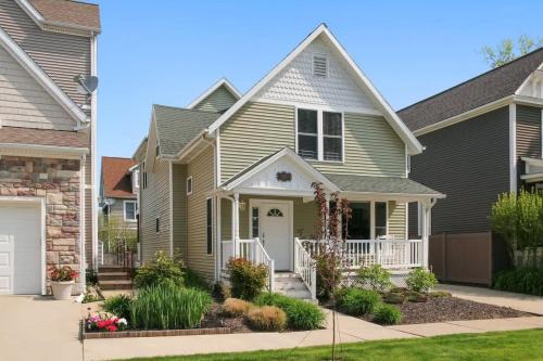 Charming Cottage Prime Location 3BR