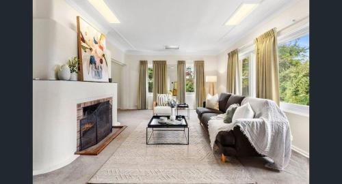 Charming Cottage Walk to City and Eat Street