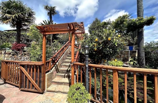 Charming cottage with Koi Pond