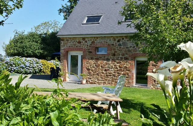 Charming Cottage with Garden, 2 Bedrooms, WiFi, Fireplace, Near Orchard