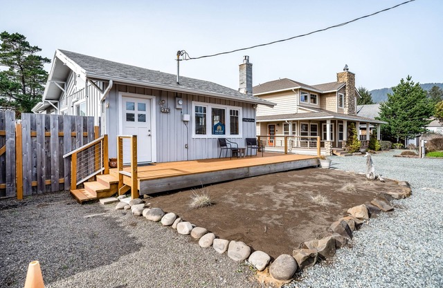 Charming cottage with WiFi & AC - 1/4 mile from the beach (MCA #1213)
