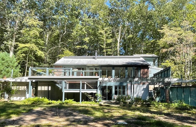 Charming country retreat. Minutes away from the beach. A perfect getaway!