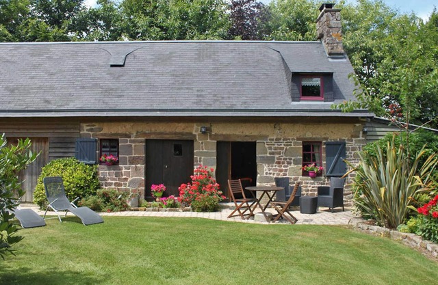 Charming Countryside Retreat with Garden, Fireplace, BBQ, and Modern Amenities
