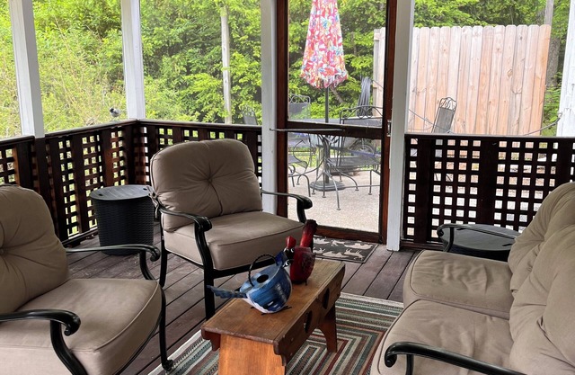 Charming county cottage private secure setting. Close to Harpers Ferry