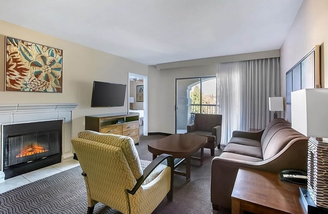 Charming Couple Retreat w/Kitchen & Balcony | Hotel w/Scenic Red Rocks Views