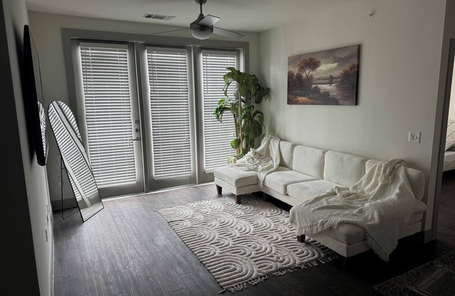 Charming, Cozy 2-bedroom with luxury gym, WiFi, & Pool in Addison