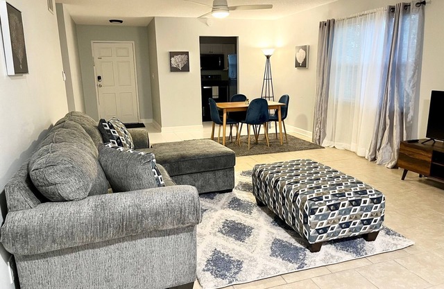 Charming & Cozy 2bd Apartment Near Beach