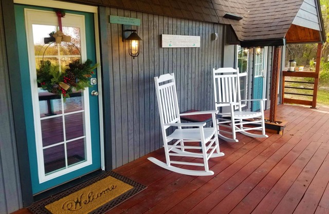 Charming cozy cabin! Stocked pond, firepit, outdoor games!