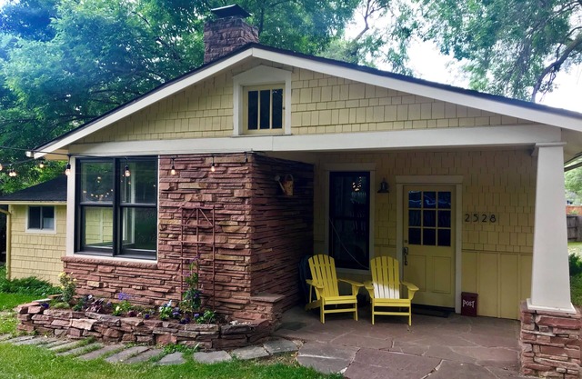 Charming Craftsman 2-bedroom bungalow, downtown but private
