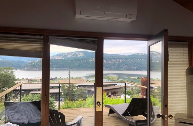 Charming craftsman with spectacular one-of-kind view in Hood River.