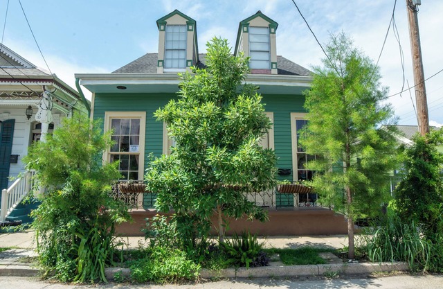 Charming Creole Cottage in, New Orleans with AC, WiFi. Walkable location