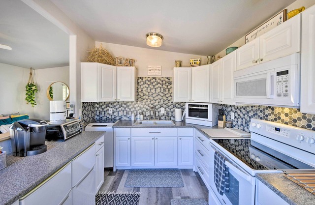 Charming Desert Cottage: 11 Mi to Joshua Tree