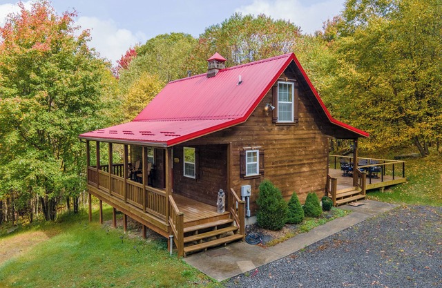 Charming Dog Friendly Retreat w/Fire Pit & Hot Tub