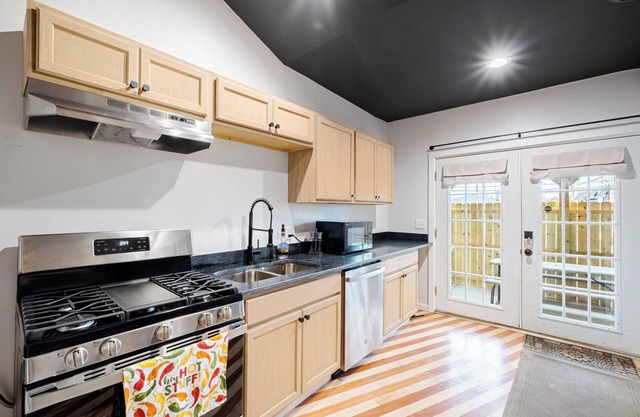 Charming Dual-Unit Retreat Near Churchill Downs – Separate Kitchens & Patios!