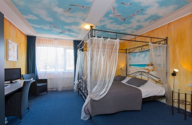 Charming Escape w/Onsite Dining – Mins away from City Center & Stunning Beach