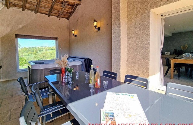 Charming family cottage for 12 with SPA and private garden in Chevrières