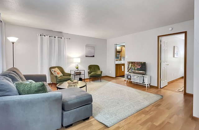 Charming Family Friendly 3BR Duplex Close to Drake