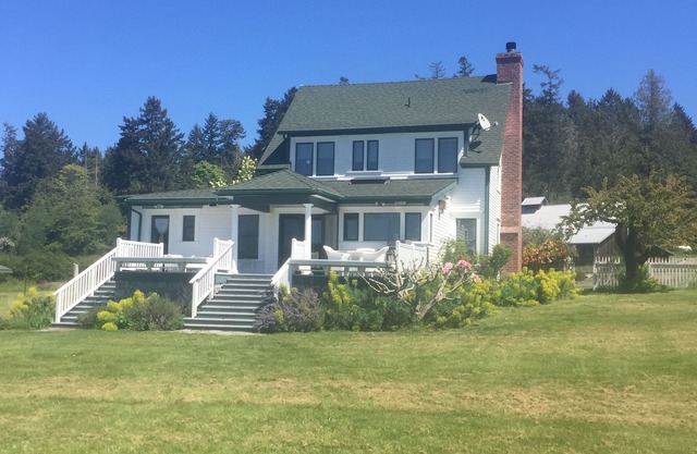 Charming Farm House on Westcott Bay - one mile from Roche Harbor