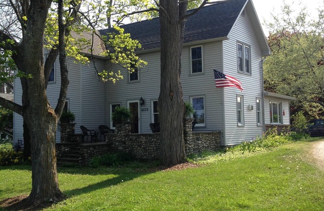 Charming Farm on scenic M-22*Fireplace*Central Air*minutes to Town/Beaches