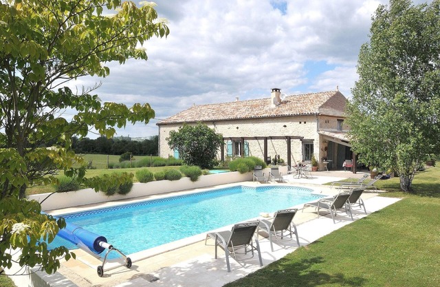 Charming farmhouse property Sleeps 8 in 4 en-suite bedrooms.Large heated pool.