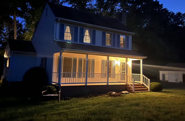 Charming Farmhouse on a Pond - pet friendly!