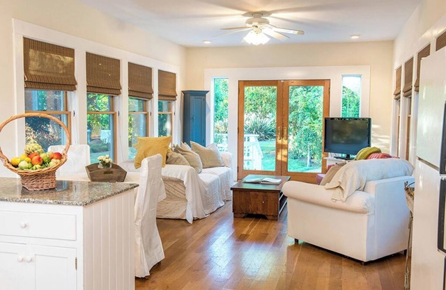 Charming farmhouse with 3 bedrooms and WiFi, AC in Geyserville