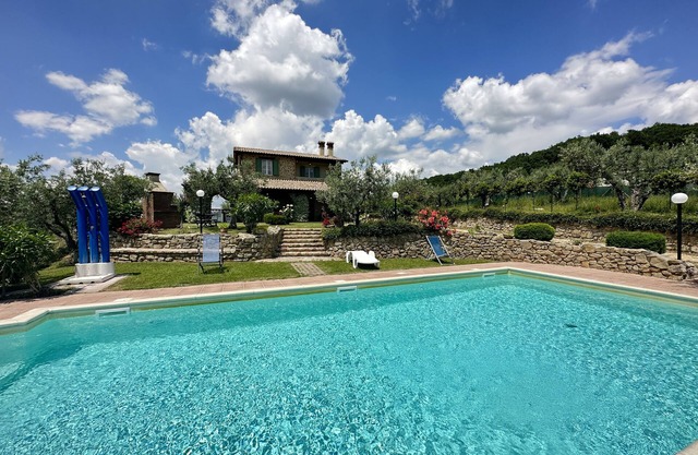 CHARMING FLAT IN A LOVELY HILLTOP VILLA AND POOL