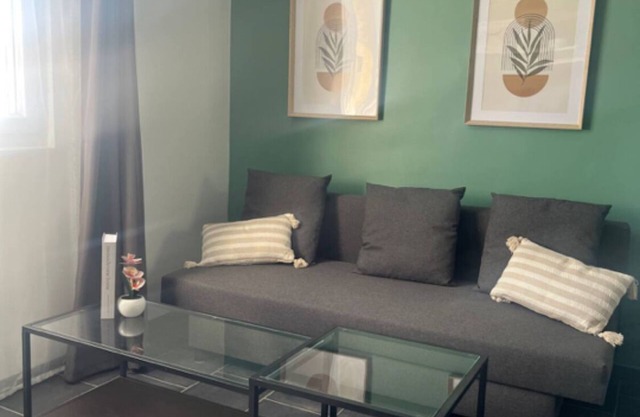 Charming, fully-equipped F2 1min from freeway