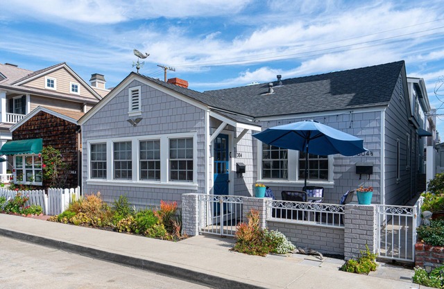 Charming Front Unit on Balboa Island