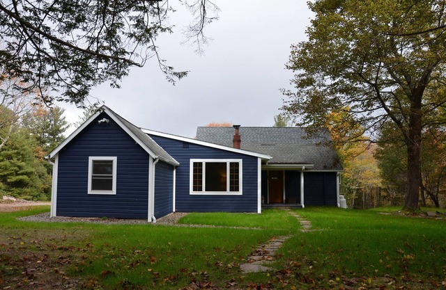 Charming, fully restored Catskills cabin on 10 acres by Hunter/Tannersville