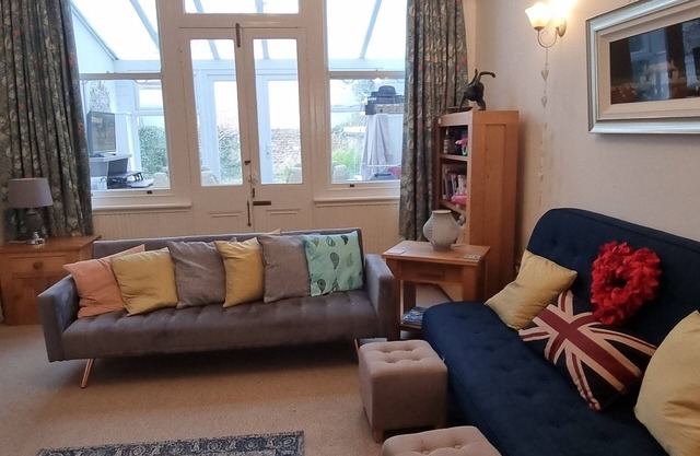 Charming garden flat in Hove - 5 mins walk to sea & amenities