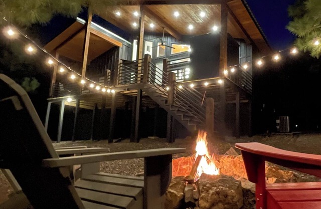 Charming Getaway with views come, relax & recharge, Hot Tub, FirePit, Lake