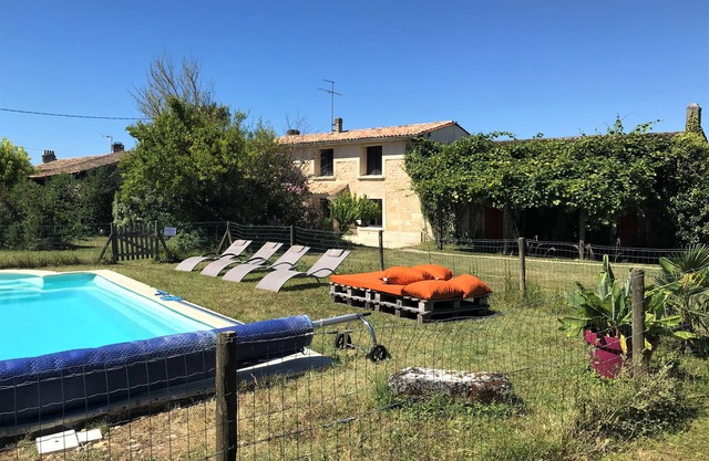 Charming gîte with swimming pool on organic wine estate
