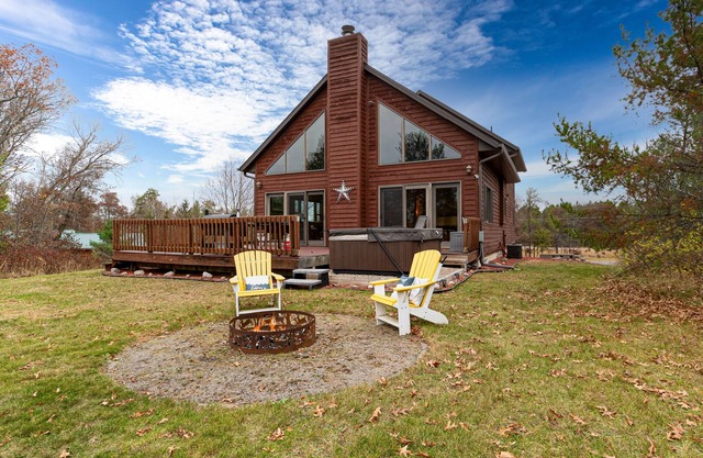Charming Golf View Home, w/Hot tub, Sauna, Fire pit, near Lakes & Trails!