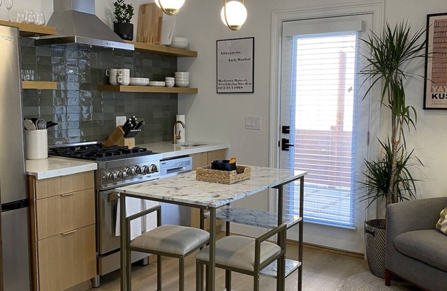 Charming Guesthouse in Los Angeles with patio