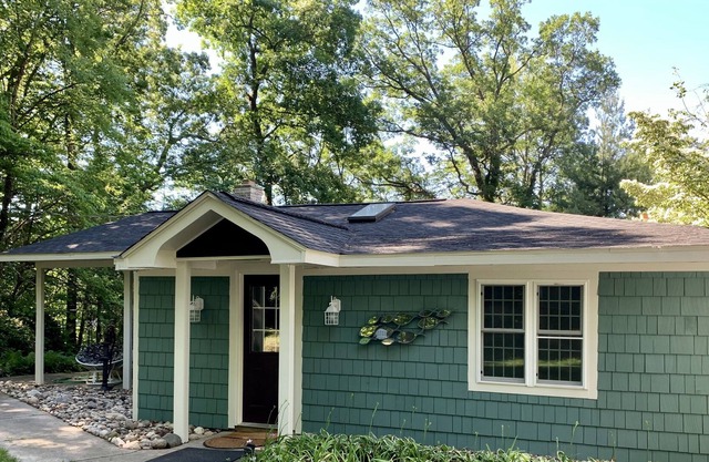 Charming hilltop lakefront getaway!