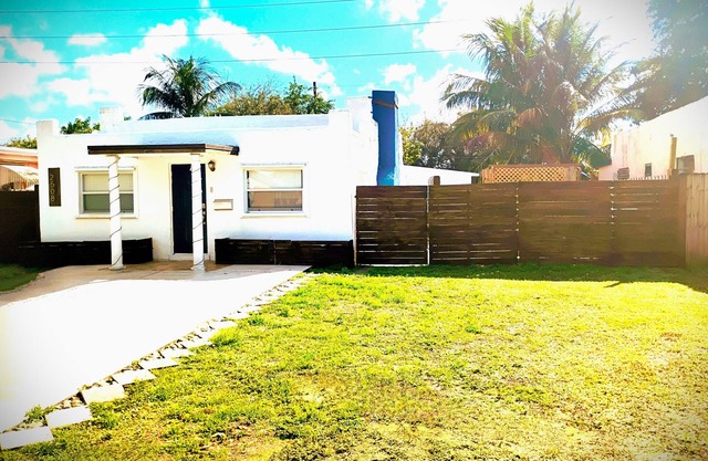 Charming Historic 2-Bedroom Bungalow-Fantastic by Downtown Hollywood w/Wi-Fi,+