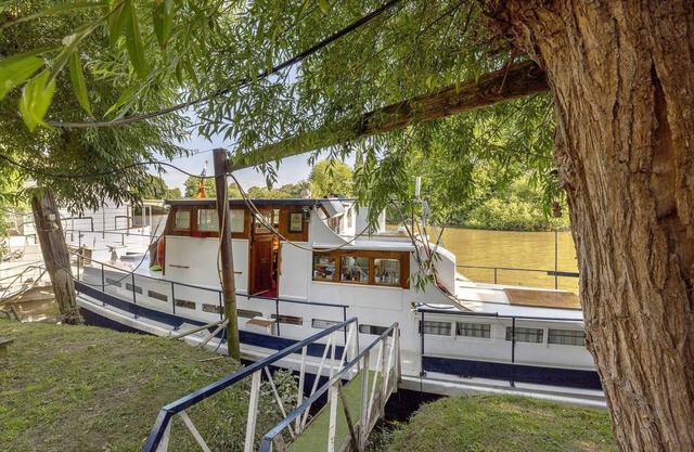 Charming Historic Boat Moored opposite Kew Gardens.