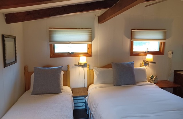 Charming Hither House West Cottage! Fully Furnished and Pet Friendly! nn