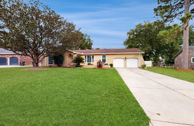 Charming home- Dog Friendly, Private Pool w/Private Putting Green