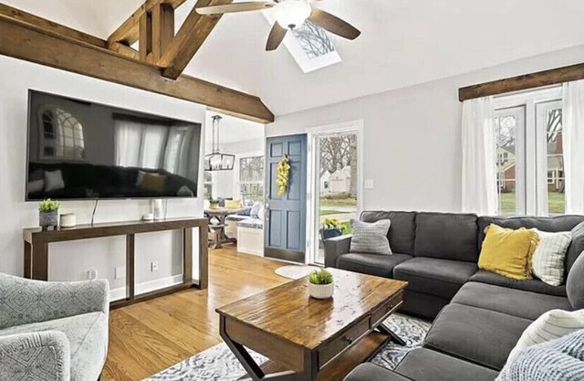Charming Home in ❤︎ of KC 2 BDR/2 BA (sleeps 4-6)