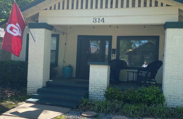 Charming Home Near Campus & Downtown – Walk to OU!