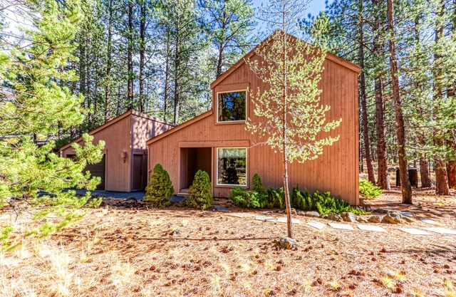 Charming home w/private hot tub, adult/kid bikes, strollers & 8 SHARC passes