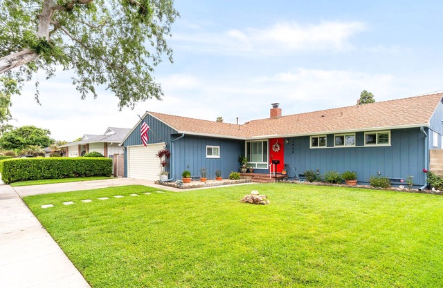 Charming home with nearby golf, enclosed yard, full kitchen, & W/D