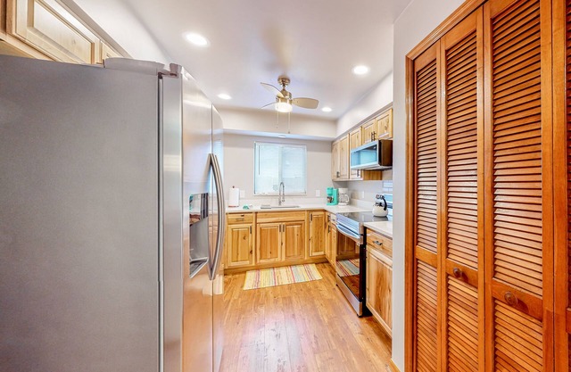 Charming home with full kitchen, grill, central AC, & W/D